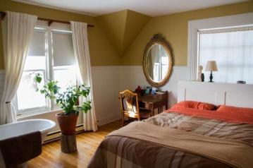 la-maison-de-ville-bed and bistro