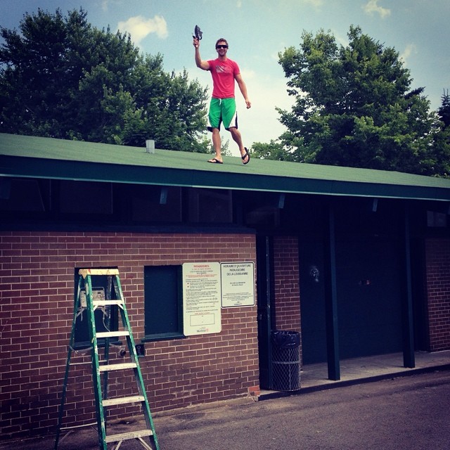 LE HÉRO À LA GOUGOUNE 