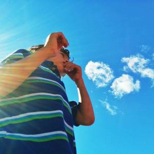 Maël debout dans le soleil